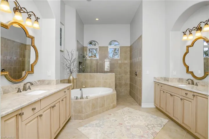 8942  Shenendoah  CIR, Naples, FL 34113