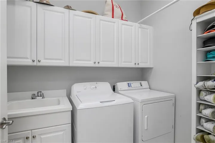 8942  Shenendoah  CIR, Naples, FL 34113