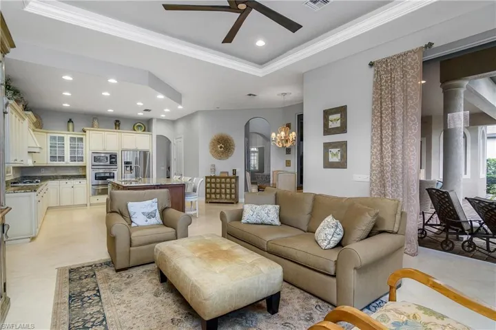 8942  Shenendoah  CIR, Naples, FL 34113