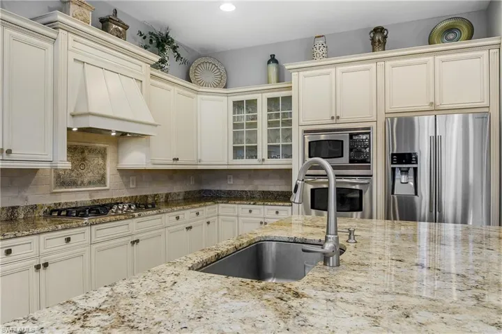 8942  Shenendoah  CIR, Naples, FL 34113