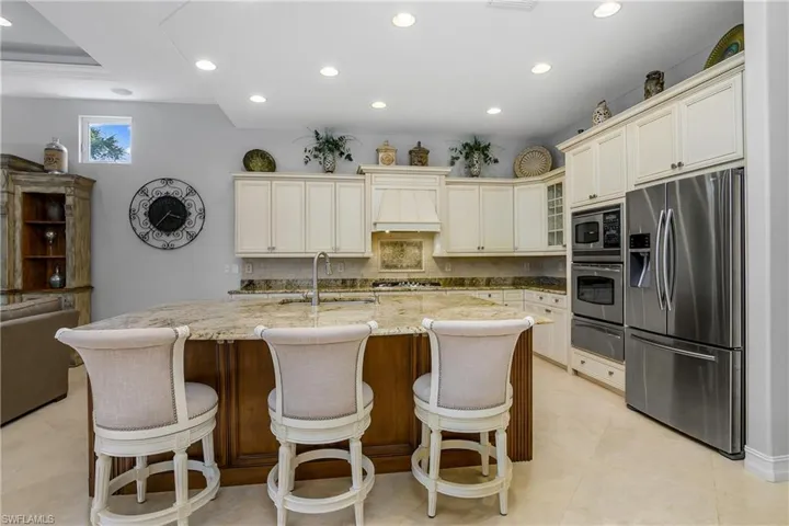 8942  Shenendoah  CIR, Naples, FL 34113