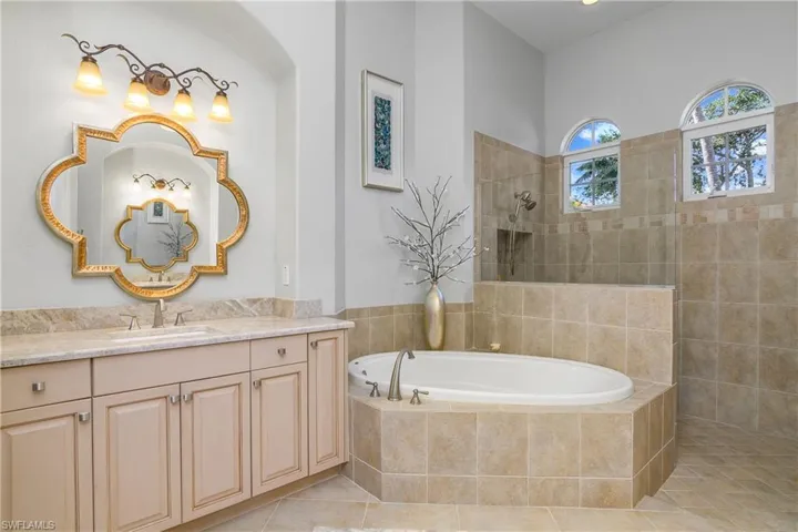 8942  Shenendoah  CIR, Naples, FL 34113