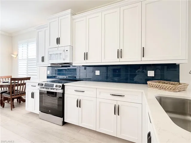Spacious kitchen has Eat  In Area