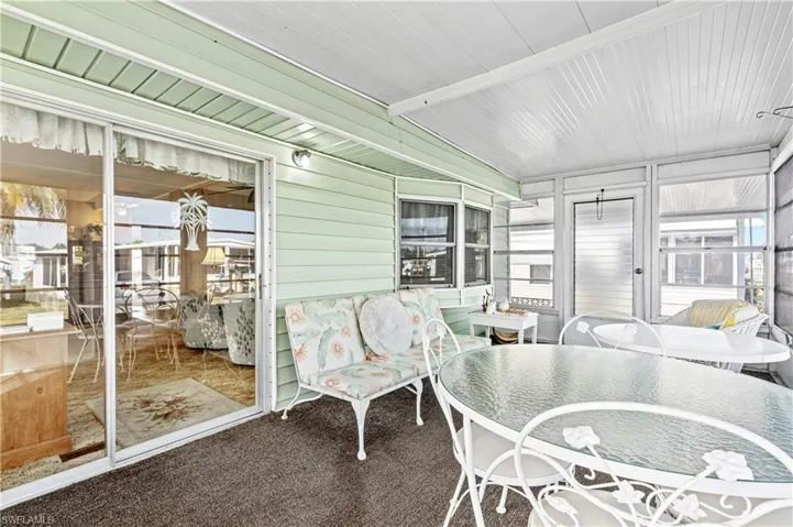 Sunroom / solarium with outdoor dining space