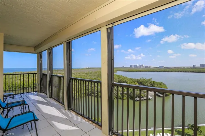 15  Bluebill  AVE, Naples, FL 34108