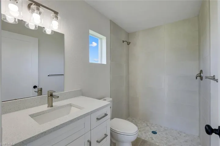 optional second owner's suite - private bath/segundo dormitorio principal - bano privado