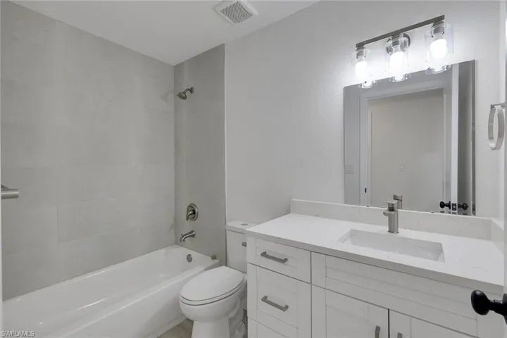 third guest bathroom/tercer bano de invitados