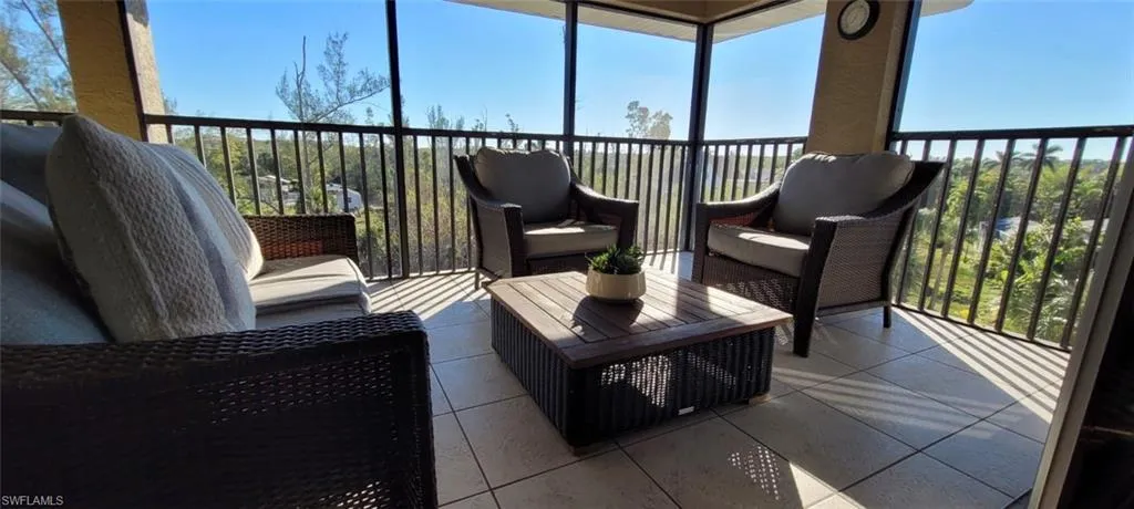 Sunroom / solarium with outdoor lounge area