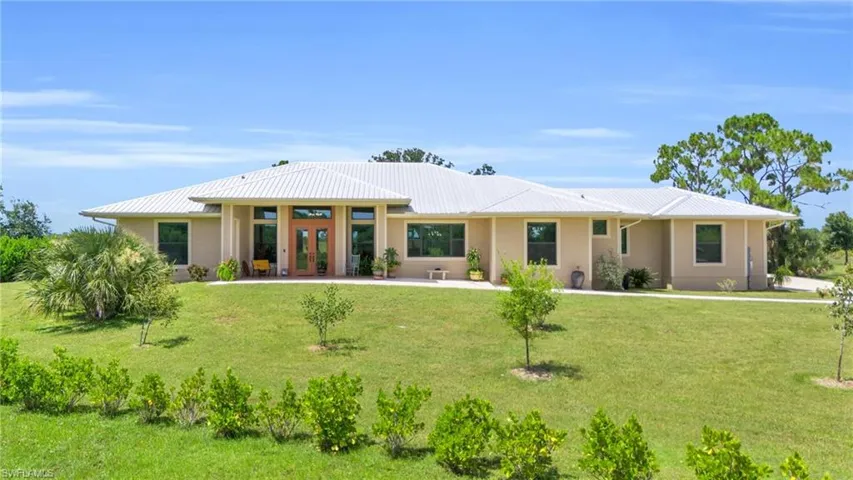 View of front facade featuring a front yard