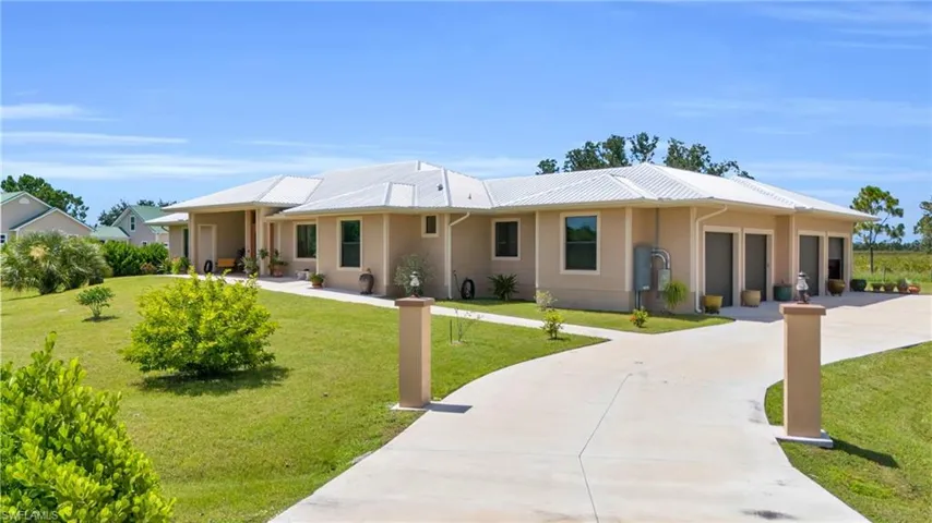 View of front facade featuring a front yard