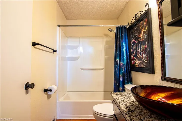 Tub/shower combo with easy to keep clean acrylic.