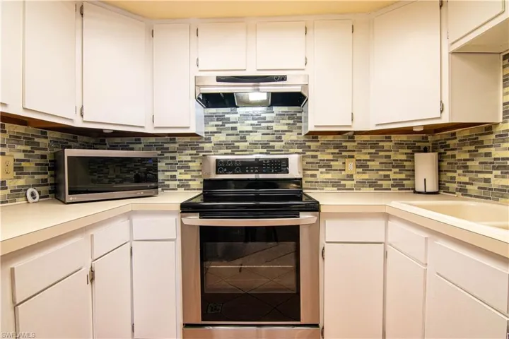 Light and bright with lots of cabinet & counter space!