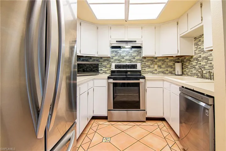 Samsung appliances newer, along with decorative tile backsplash!