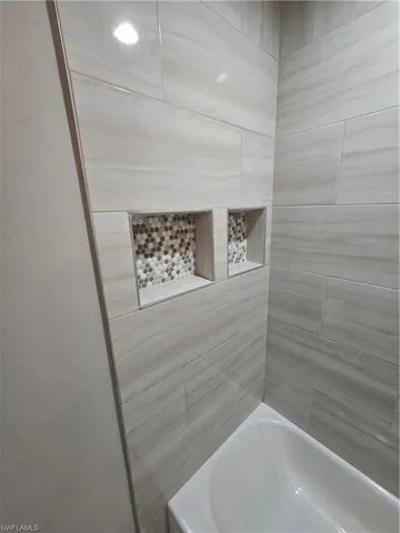 Bathroom with tiled shower / bath