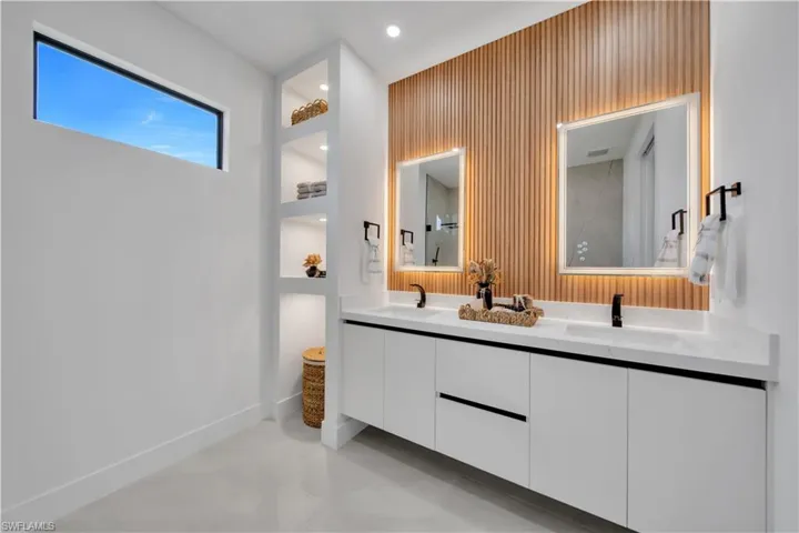 Dual vanity with undermount sinks and quartz countertop