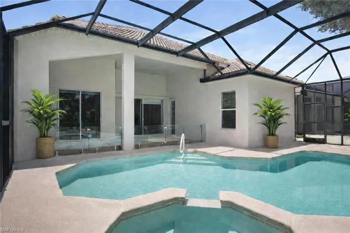 Integrated pool/spa