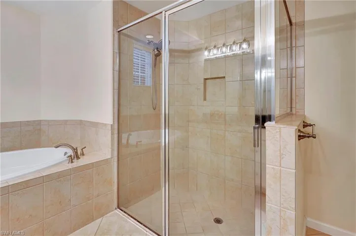 6685  Alden Woods  CIR, Naples, FL 34113