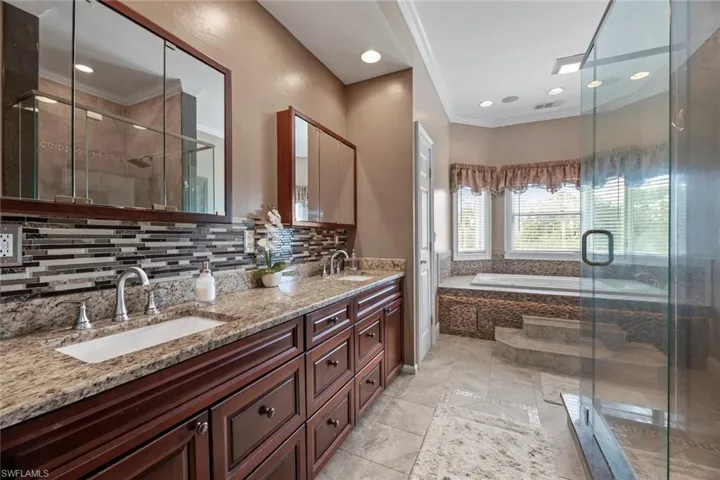 Master ensuite w/dual sinks