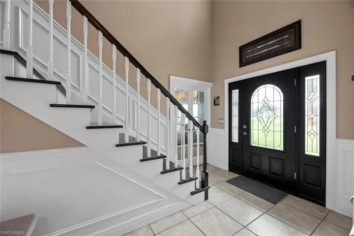 Foyer w/grand staircase