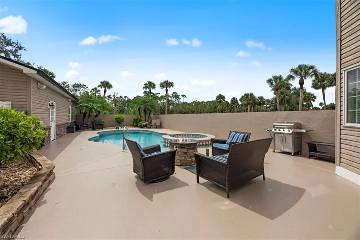 Large patio w/pool/spa