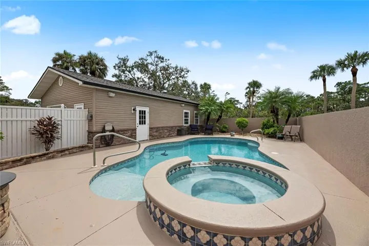 Large spa, suns shelf in pool