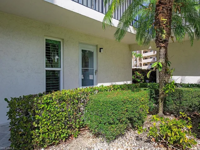 53 High Point Cir W 101, Naples, Florida 34103