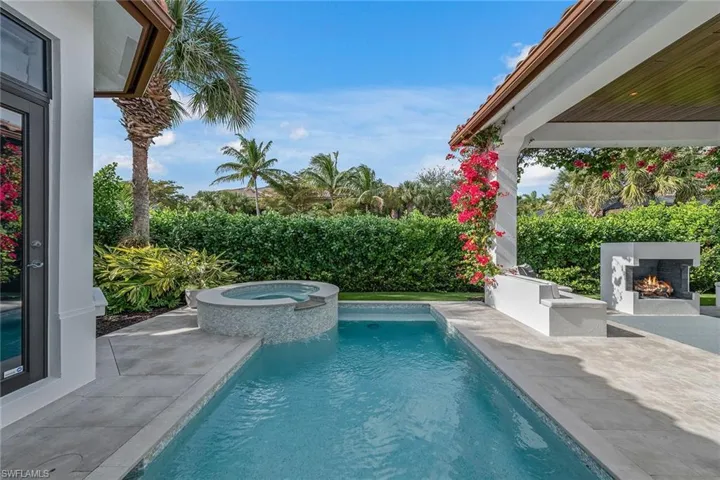 2243 Residence Cir, Naples, Florida 34105