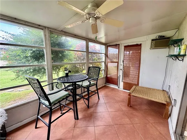 Sunroom / solarium with ceiling fan