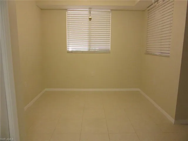 eat-in kitchen area