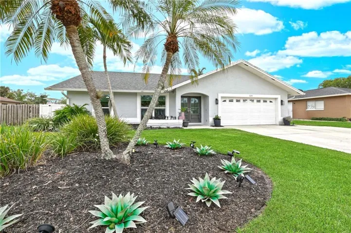 124 Willowick DR, NAPLES FL 34110