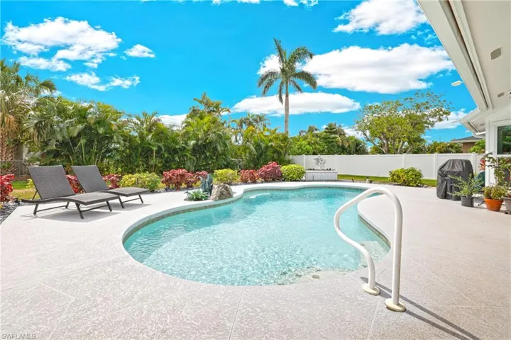 124 Willowick DR, NAPLES FL 34110