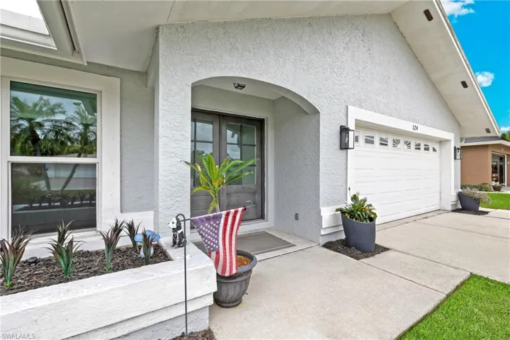 124 Willowick DR, NAPLES FL 34110