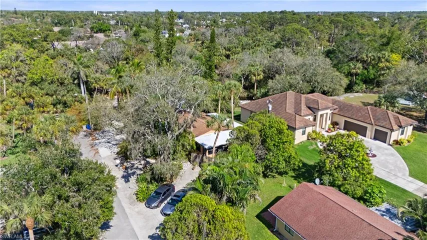 Bird's eye view featuring a view of trees