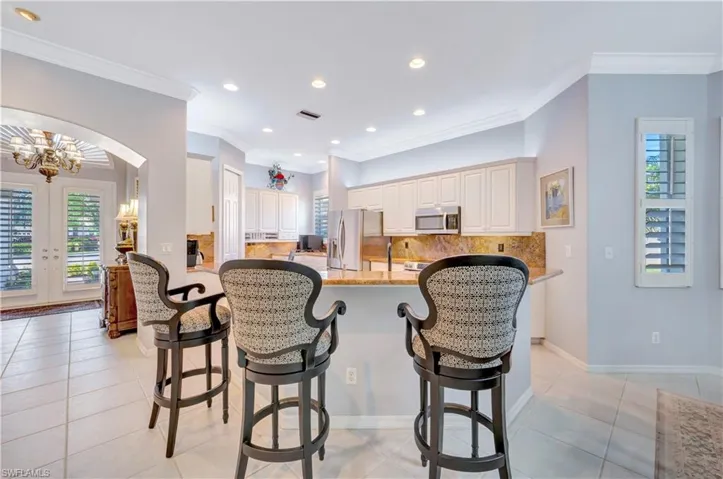 Kitchen w/ breakfast bar