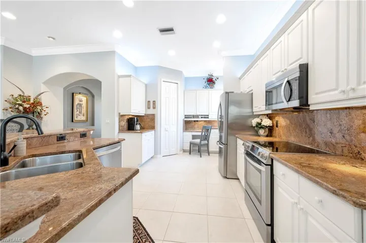 Kitchen w/ newer appliances