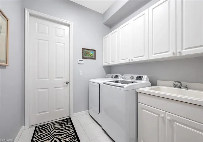 Laundry room off garage w/ sink