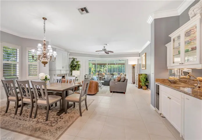 Dining room w/ wet bar