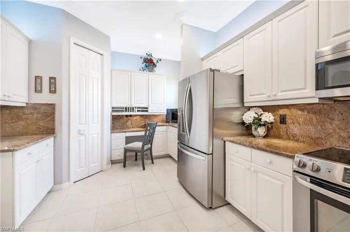 Kitchen w/ newer appliances