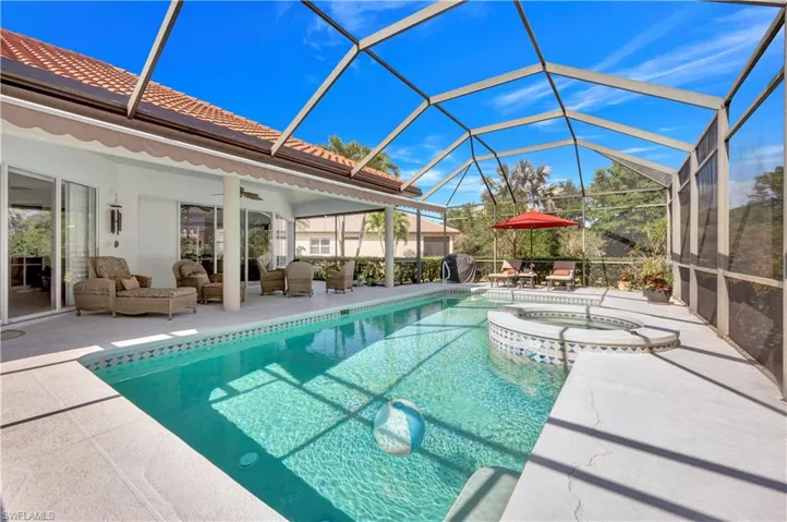Private pool w/ spa