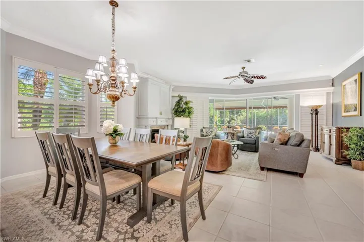 Dining room w/ bay window