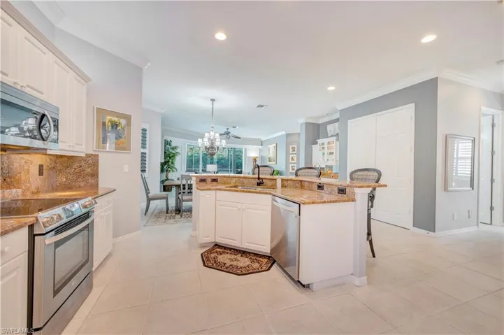 Kitchen w/ newer appliances