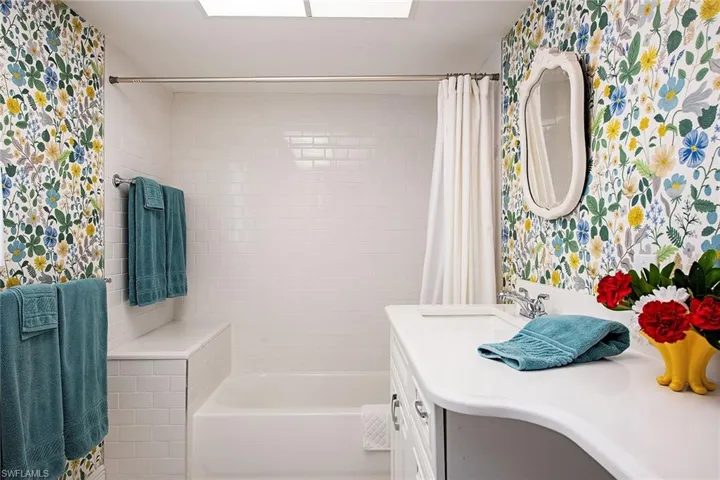 525  Port Side  DR, Naples, FL 34103