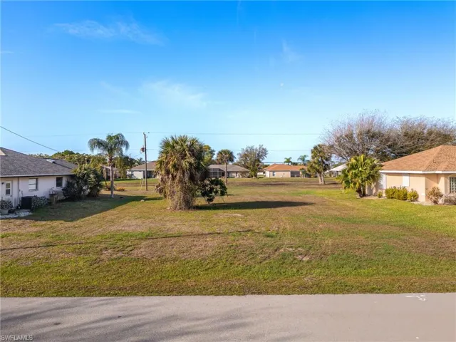 View of grassy yard with a residential view