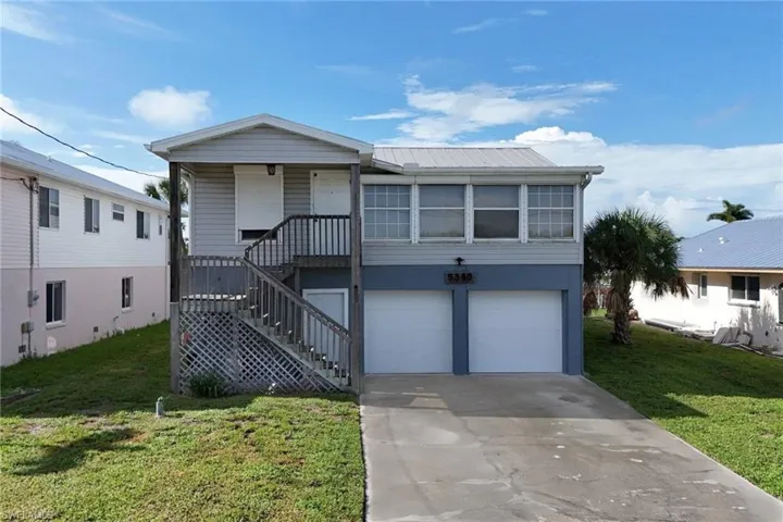 View of front of property featuring 2 car garage