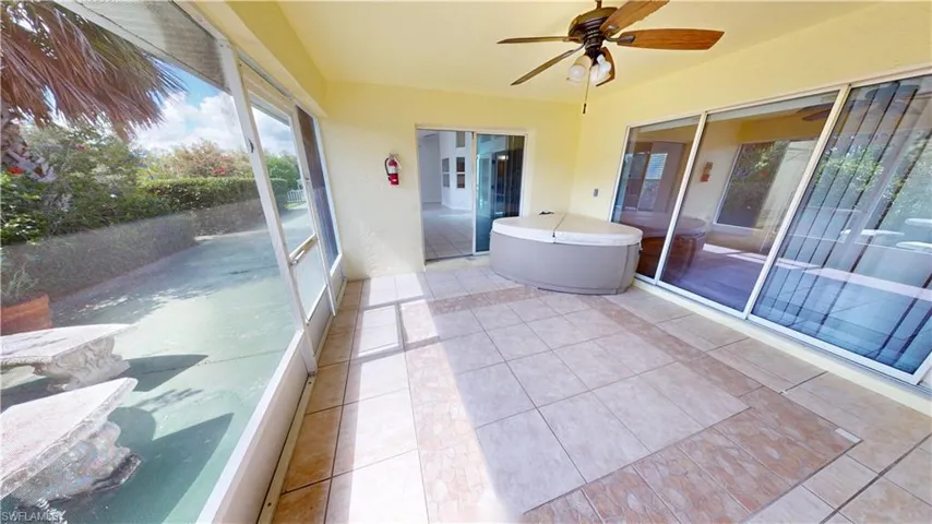 Screened Lanai w/Hot Tub