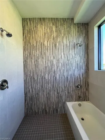 Bathroom with tiled shower / bath