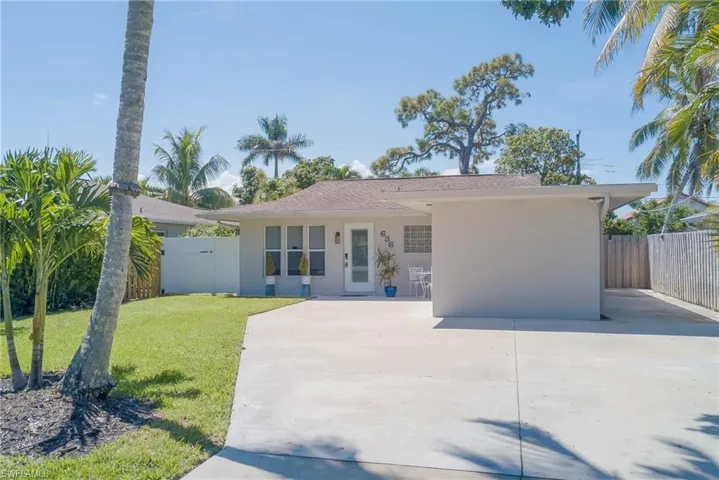 Ranch-style house with driveway and stucco siding