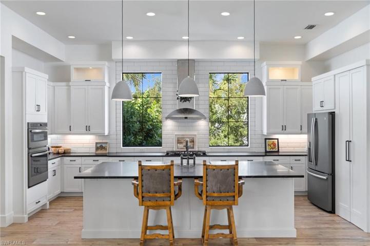 Modern Sleek Kitchen Twin side windows, walk in Pantry