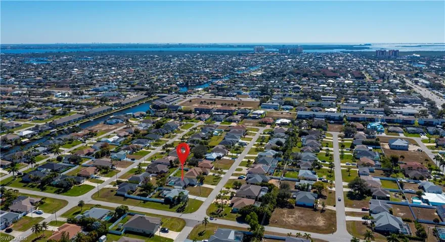 Close to Restaurants and Shopping!!