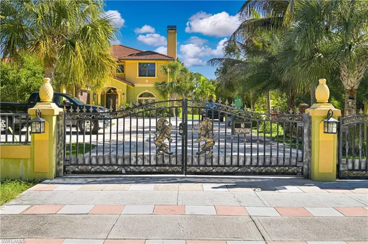 Full concrete fence